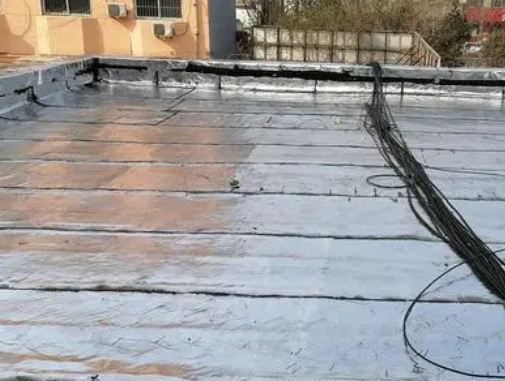常德卫生间漏水维修公司分享下常德屋面楼顶防水刚性防水层施工要点。